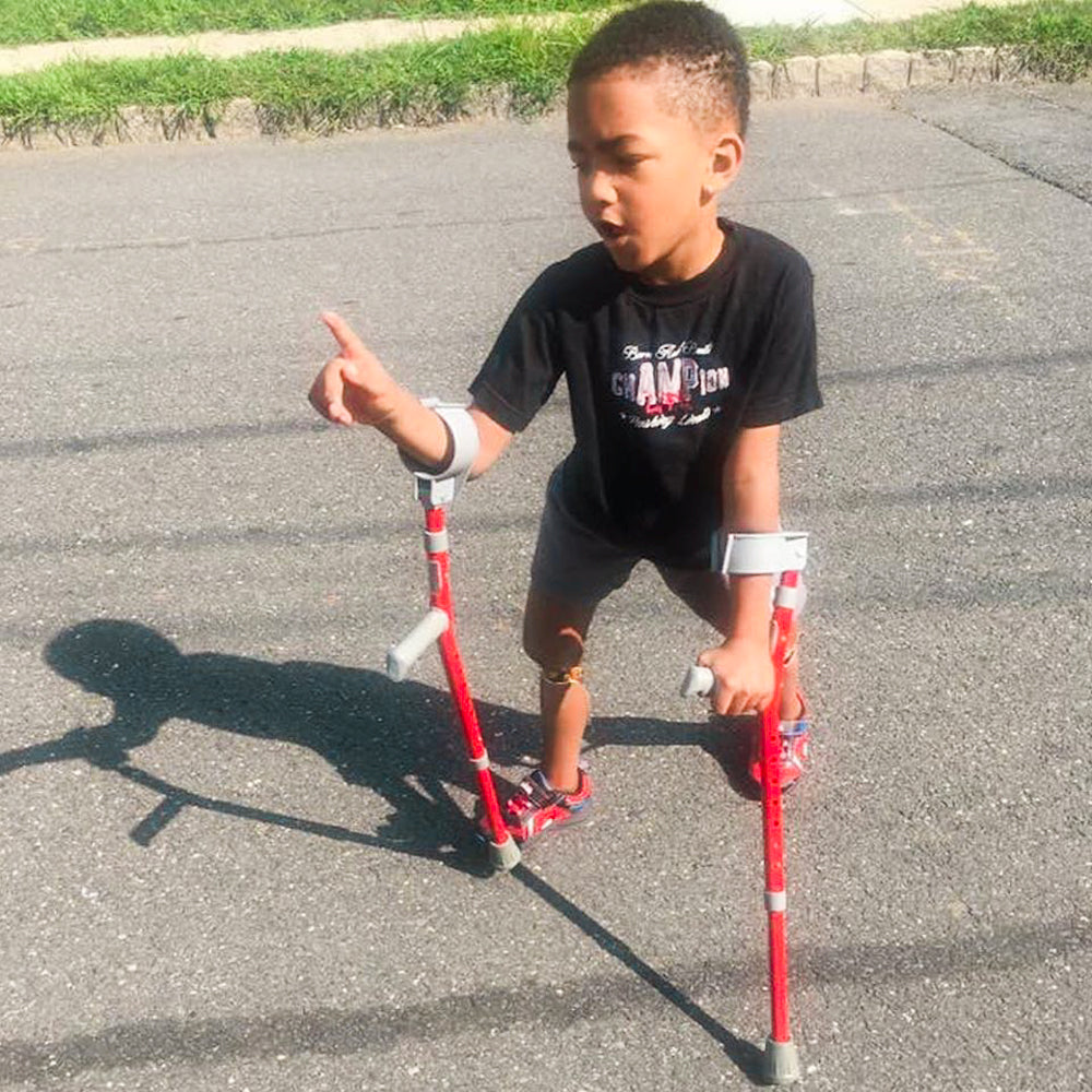 Kid Amplife® Supporter in action walking and saying "I got it"